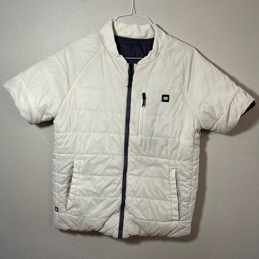 686 reversible Short Sleeve Puffer Jacket gray and cream